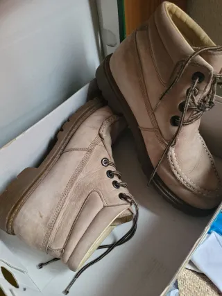 Stivali in pelle beige e marrone