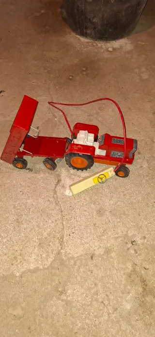 Tractor de Juguete Rojo con Remolque años 60