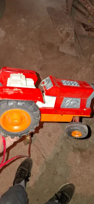 Tractor de Juguete Rojo con Remolque años 60