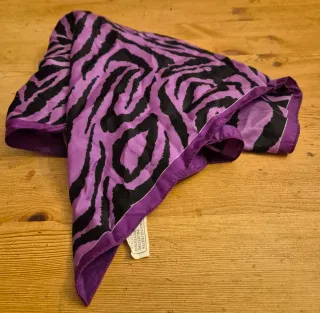 Foulard con stampa animalier viola e nero