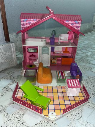 Casa de muñecas rosa con accesorios