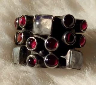 Anillo Plata Barroco Piedra Lunar y Granates.