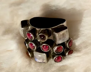 Anillo Plata Barroco Piedra Lunar y Granates.