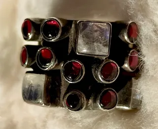 Anillo Plata Barroco Piedra Lunar y Granates.