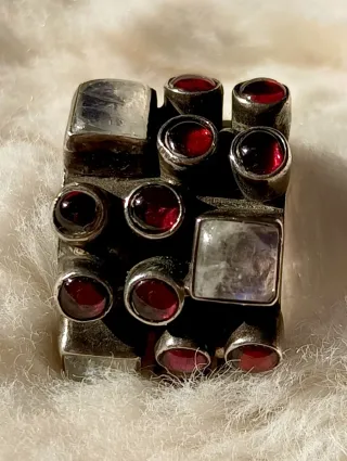 Anillo Plata Barroco Piedra Lunar y Granates.