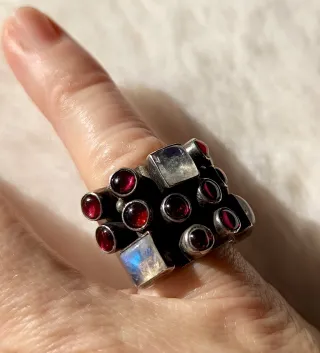 Anillo Plata Barroco Piedra Lunar y Granates.