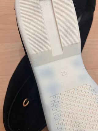 Mocasines ante negro mujer