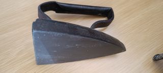 Plancha antigua de hierro con soporte