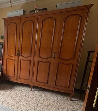 Armario de madera marrón