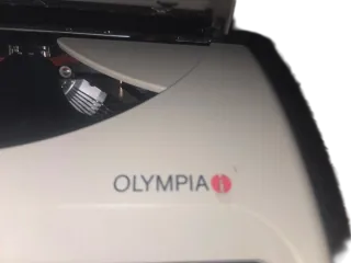 Máquina de escribir Olympia Traveller C Vintage