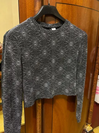 Maglia girocollo nera con glitter argento