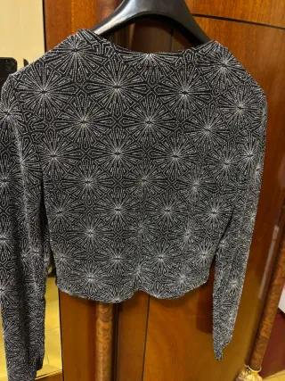 Maglia girocollo nera con glitter argento