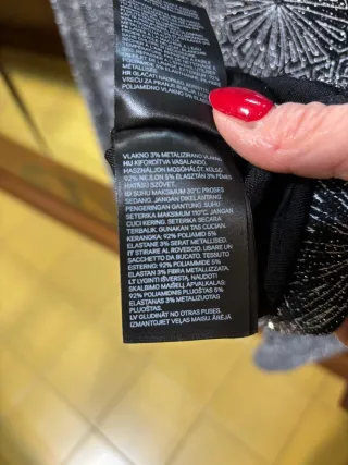 Maglia girocollo nera con glitter argento