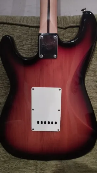 Guitarra Squier Stratocaster Sunburst