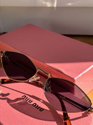 Gafas de sol Miu Miu diamante doradas