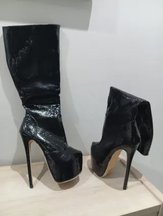 Stivali con tacco e piattaforma in vernice