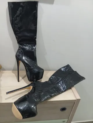 Stivali con tacco e piattaforma in vernice