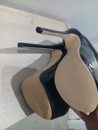 Stivali con tacco e piattaforma in vernice