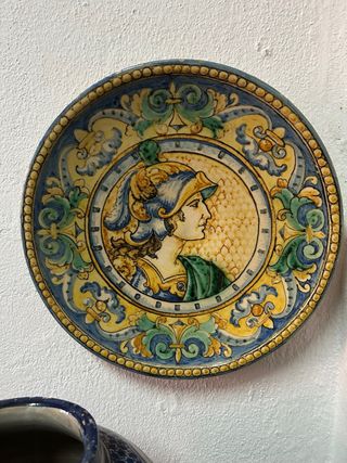 Plato decorativo antiguo con perfil