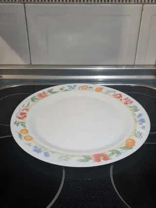 Fuente de porcelana con flores