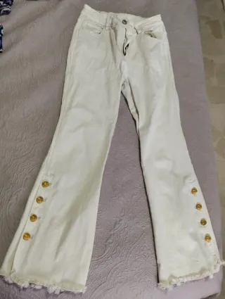 Pantalón vaquero blanco con botones dorados
