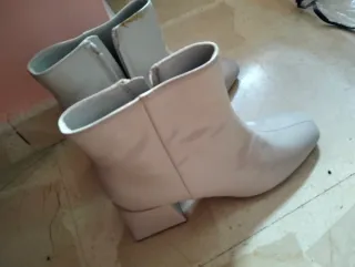 Stivali beige e bianchi