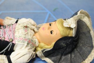 03. Antigua muñeca celuloide traje regional de Appenzell, Suiza.