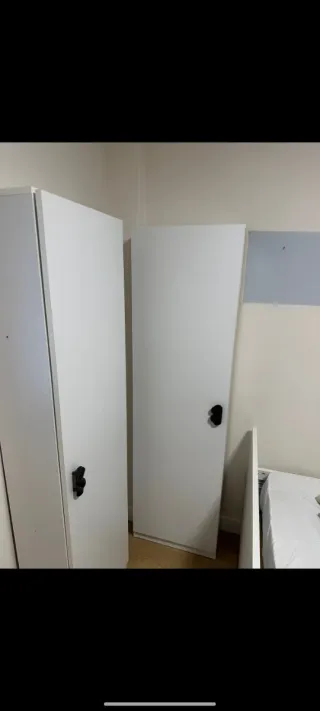 Armario blanco con estantes metálicos