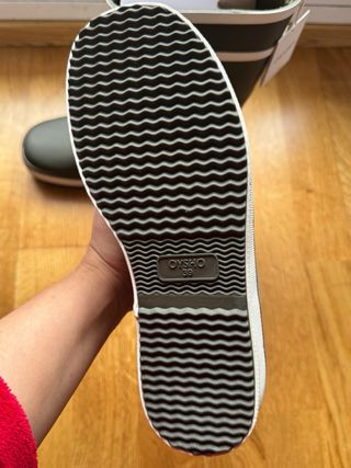 Botas de agua verdes y blancas