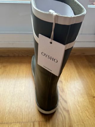 Botas de agua verdes y blancas