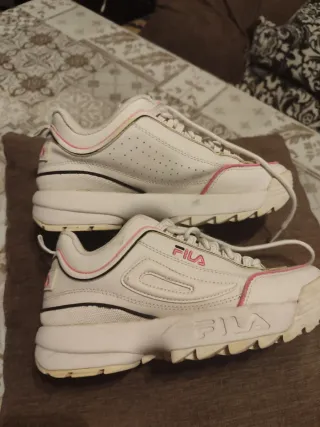Zapatillas Fila Blancas y Rosas