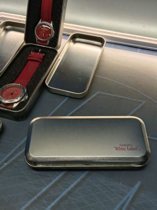 Lote de 4 relojes publicidad White Label en caja metalica