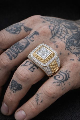 Anillo de oro con diamantes