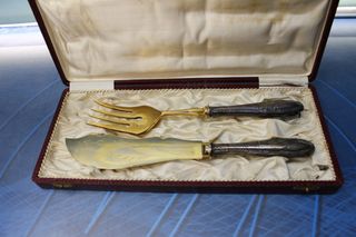 Antiguos cuchillo y tenedor trinchantes. Caja original.