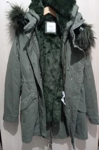 Abrigo Bershka verde con pelo Nuevo
