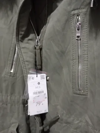 Abrigo Bershka verde con pelo Nuevo