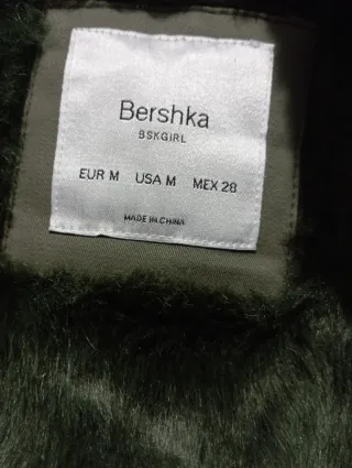 Abrigo Bershka verde con pelo Nuevo