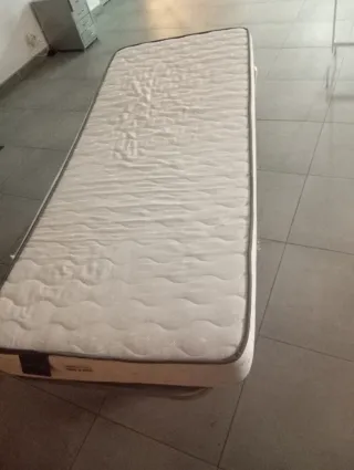 Cama con somier de láminas