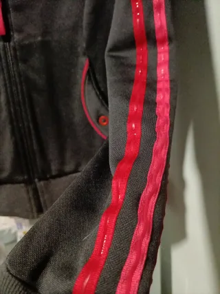 Chaqueta Adidas Negra , Rosa y roja Vintage.