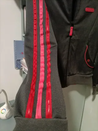 Chaqueta Adidas Negra , Rosa y roja Vintage.