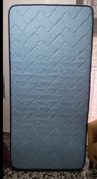 Colchón azul con diseño acolchado
