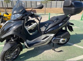 Piaggio MP3 300 Maxi Scooter