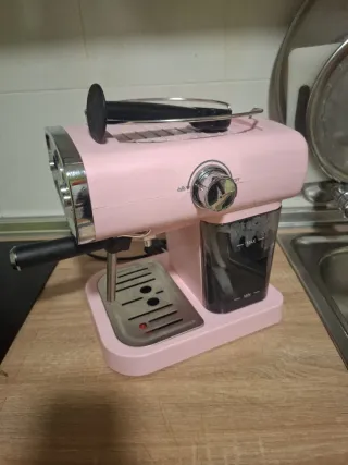 Cafetera rosa estilo retro
