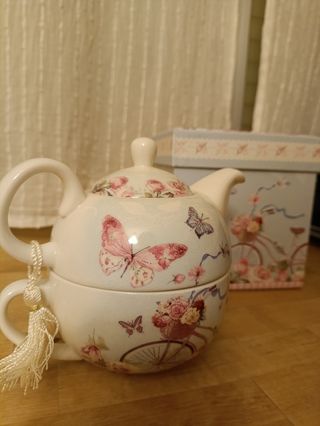 Juego tetera y taza con diseño de mariposas