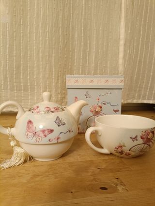 Juego tetera y taza con diseño de mariposas