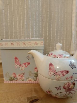 Juego tetera y taza con diseño de mariposas