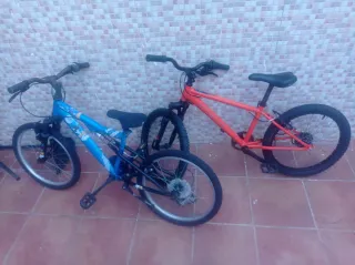Bicicleta azul para reparar
