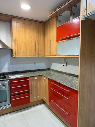 Muebles de cocina haya y rojo