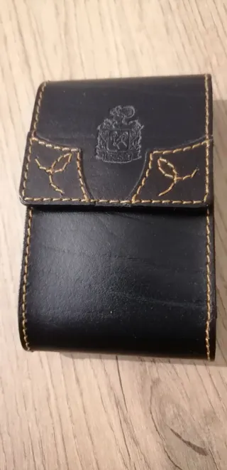 Cartera pitillera cuero negro con escudo