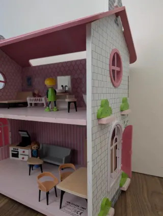 Casita de muñecas con muebles.  Tamaño 45x45x30